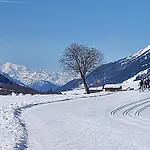 Mit Schoener Sicht Auf Bergpanorama Und Uebers Tal