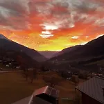 Mit Schoener Sicht Auf Bergpanorama Und Uebers Tal Appartement *