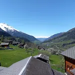 Mit Schoener Sicht Auf Bergpanorama Und Uebers Tal Appartement *