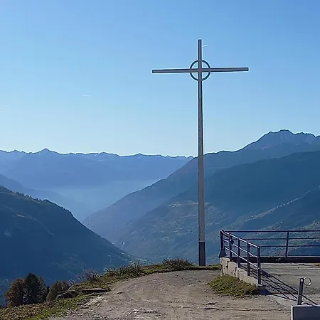 Mit Schoener Sicht Auf Bergpanorama Und Uebers Tal Lejlighed Ernen