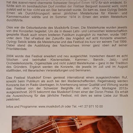 Mit Schoener Sicht Auf Bergpanorama Und Uebers Tal Ernen