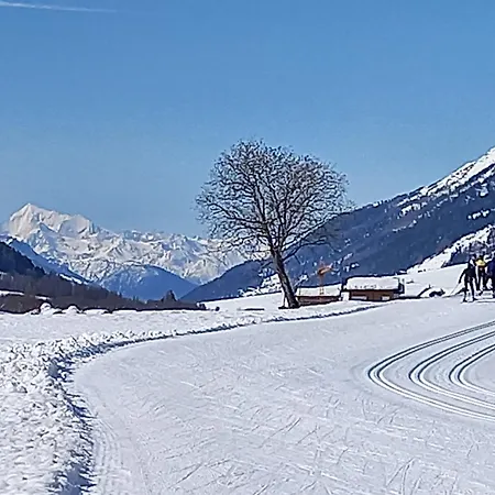 Mit Schoener Sicht Auf Bergpanorama Und Uebers Tal