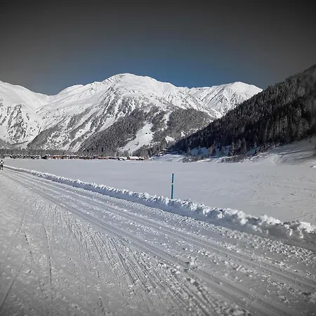 Mit Schöner Sicht Auf Bergpanorama Und übers Tal