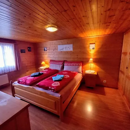 Mit Schoener Sicht Auf Bergpanorama Und Uebers Tal 公寓