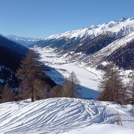 Mit Schöner Sicht Auf Bergpanorama Und übers Tal Apartamento