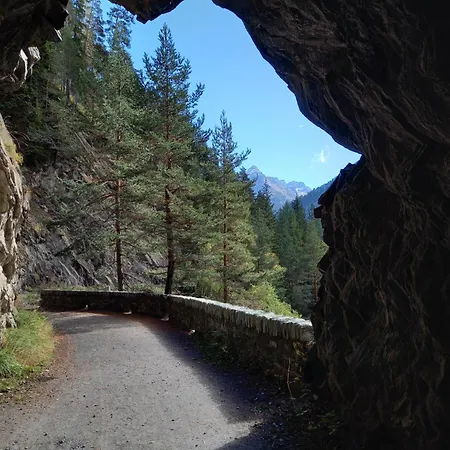 Mit Schoener Sicht Auf Bergpanorama Und Uebers Tal 公寓 Ernen