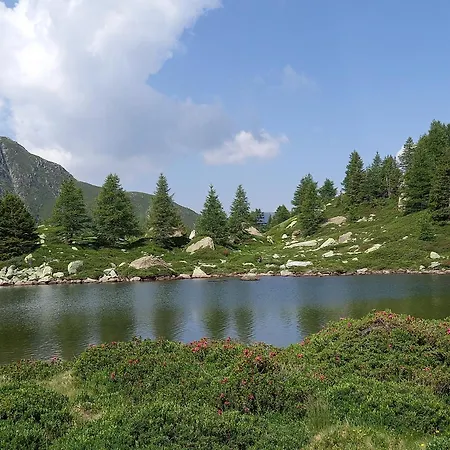 Mit Schoener Sicht Auf Bergpanorama Und Uebers Tal *
