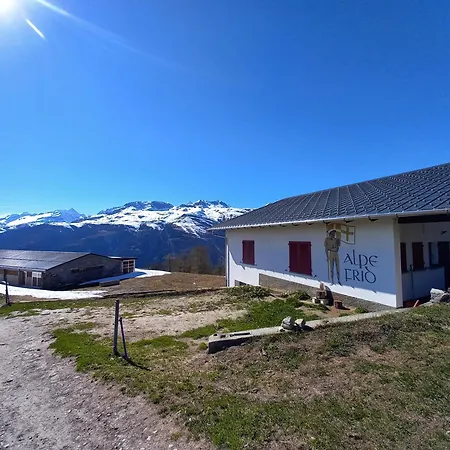 Mit Schoener Sicht Auf Bergpanorama Und Uebers Tal Daire *