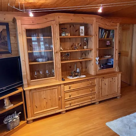 Mit Schoener Sicht Auf Bergpanorama Und Uebers Tal