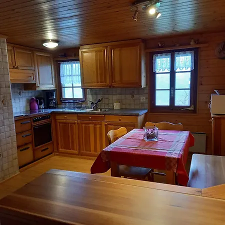 Mit Schoener Sicht Auf Bergpanorama Und Uebers Tal 公寓