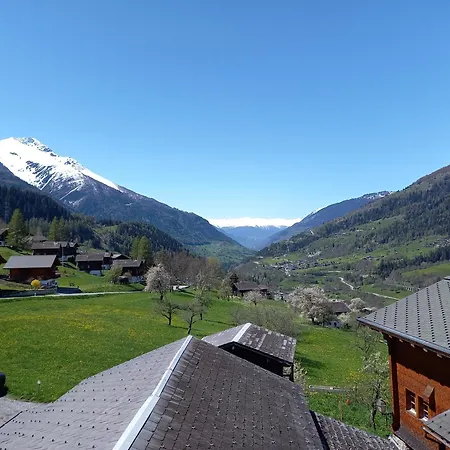 Mit Schoener Sicht Auf Bergpanorama Und Uebers Tal Daire *