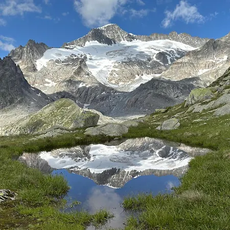 Mit Schoener Sicht Auf Bergpanorama Und Uebers Tal *