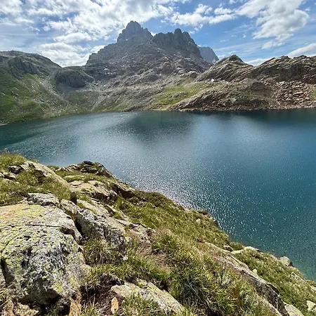 Mit Schöner Sicht Auf Bergpanorama Und übers Tal Apartamento