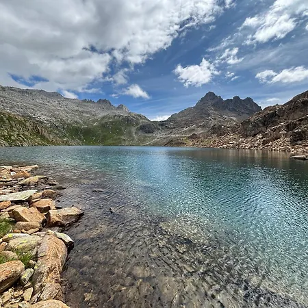 Mit Schoener Sicht Auf Bergpanorama Und Uebers Tal 公寓 Ernen