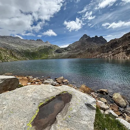 Mit Schöner Sicht Auf Bergpanorama Und übers Tal Apartamento