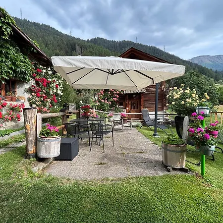 Mit Schoener Sicht Auf Bergpanorama Und Uebers Tal Appartement Ernen