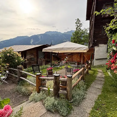 Mit Schoener Sicht Auf Bergpanorama Und Uebers Tal