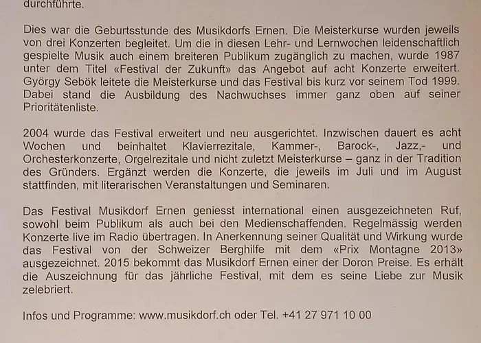 Mit Schoener Sicht Auf Bergpanorama Und Uebers Tal Ernen