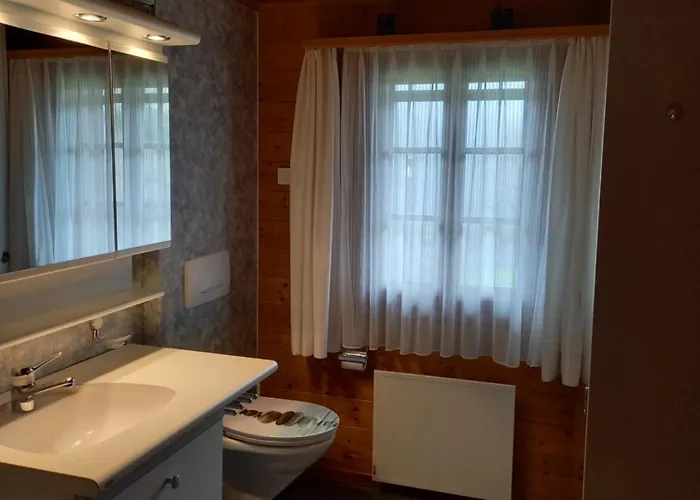 Mit Schoener Sicht Auf Bergpanorama Und Uebers Tal *