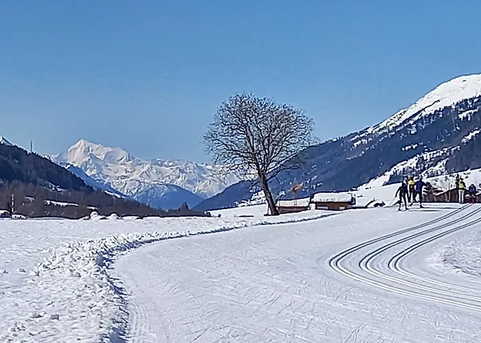 Mit Schoener Sicht Auf Bergpanorama Und Uebers Tal