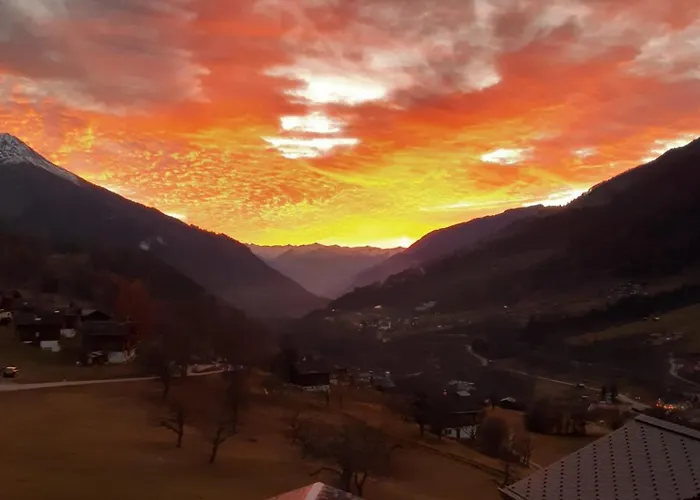 Mit Schoener Sicht Auf Bergpanorama Und Uebers Tal Διαμέρισμα *