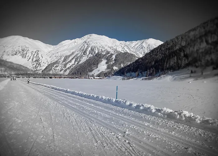 Mit Schoener Sicht Auf Bergpanorama Und Uebers Tal
