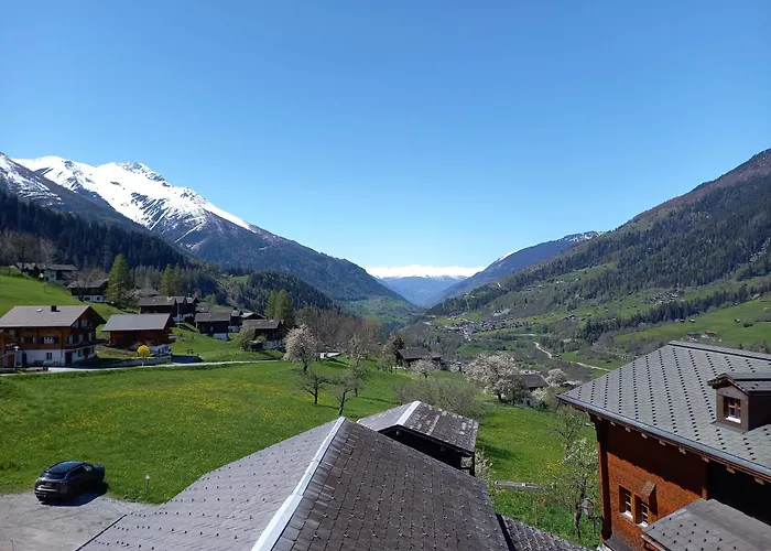 Mit Schoener Sicht Auf Bergpanorama Und Uebers Tal Διαμέρισμα