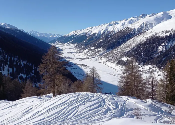 Mit Schoener Sicht Auf Bergpanorama Und Uebers Tal Διαμέρισμα