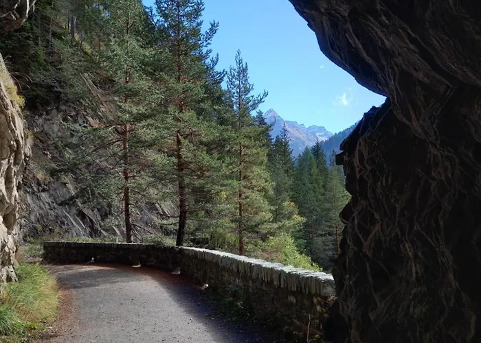 Mit Schoener Sicht Auf Bergpanorama Und Uebers Tal Apartamento Ernen