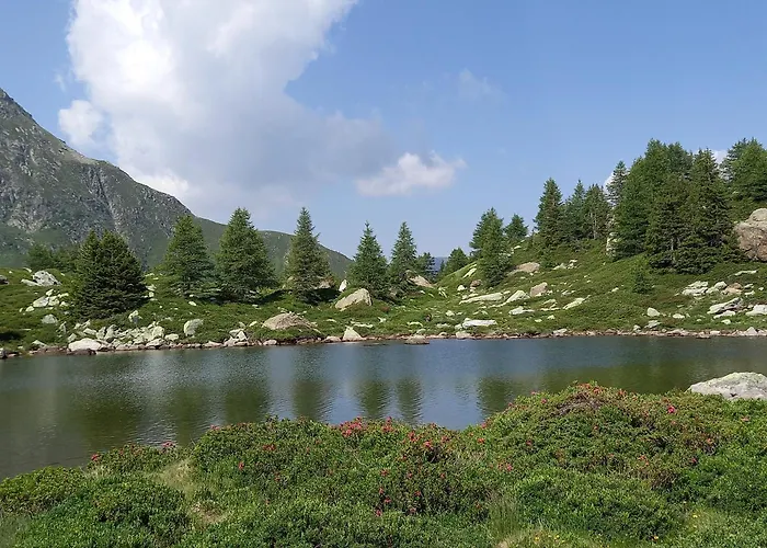 Mit Schoener Sicht Auf Bergpanorama Und Uebers Tal *