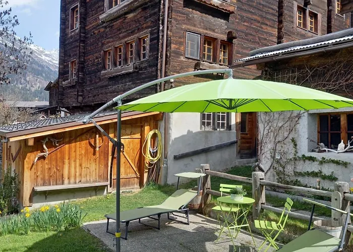 Mit Schoener Sicht Auf Bergpanorama Und Uebers Tal Ernen