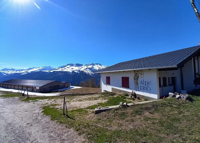 Mit Schoener Sicht Auf Bergpanorama Und Uebers Tal Διαμέρισμα *