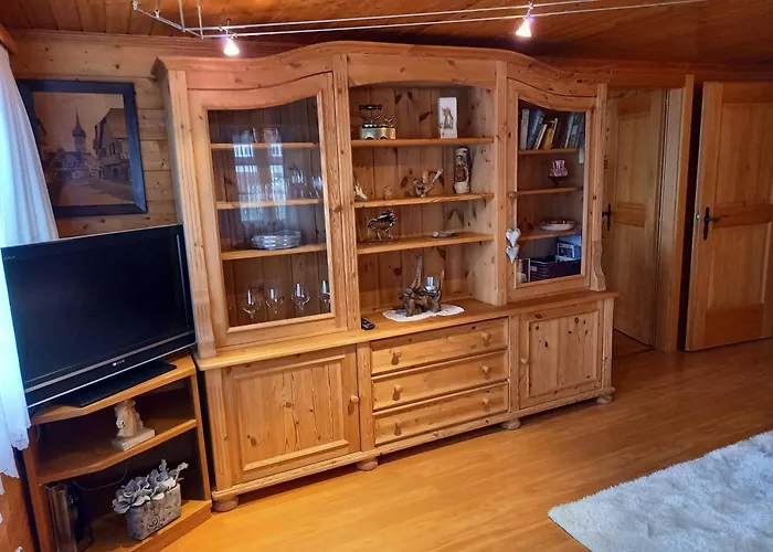 Mit Schoener Sicht Auf Bergpanorama Und Uebers Tal