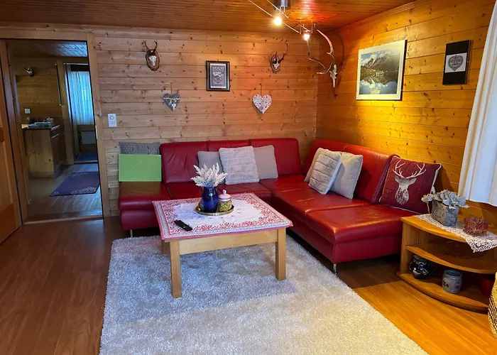 Mit Schoener Sicht Auf Bergpanorama Und Uebers Tal