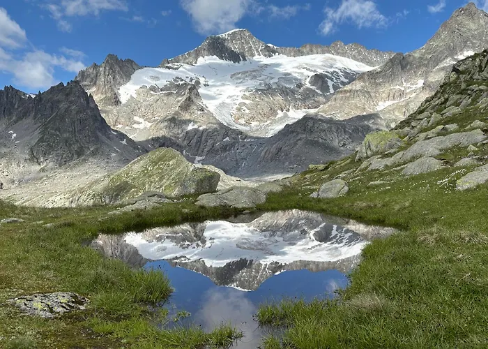 Mit Schoener Sicht Auf Bergpanorama Und Uebers Tal *