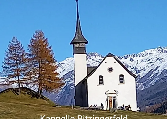 Mit Schoener Sicht Auf Bergpanorama Und Uebers Tal Ernen