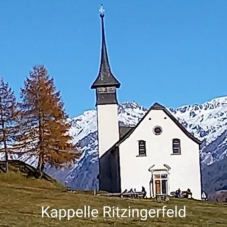 Mit Schöner Sicht Auf Bergpanorama Und übers Tal Ernen