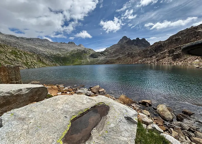 Mit Schoener Sicht Auf Bergpanorama Und Uebers Tal Апартаменты